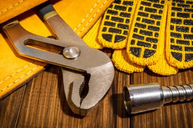 Eski ahşap arka planda tesisatçılar için torbada gerekli araç seti.