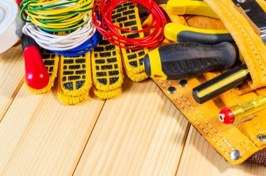 Ahşap arka planda elektrikçi için çanta ve aksesuarlar profesyonel aracı.
