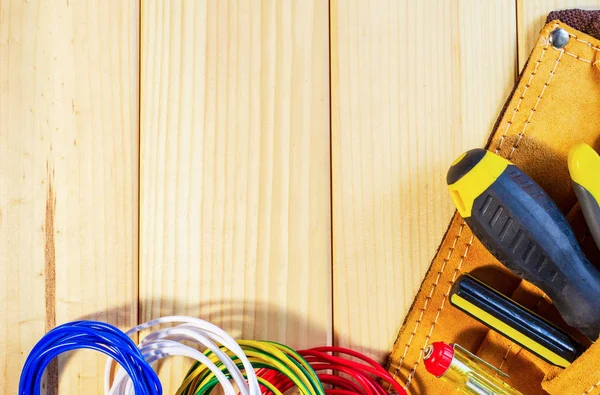 Professionele tool in de tas en accessoires voor elektricien op houten achtergrond. — Stockfoto
