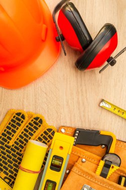 Bir oluşturucu için bir çanta içinde koruyucu ekipman ve araçlar.