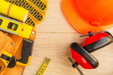 Bir oluşturucu için bir çanta içinde koruyucu ekipman ve araçlar.