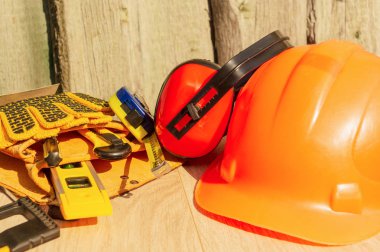 Bir oluşturucu için bir çanta içinde koruyucu ekipman ve araçlar.