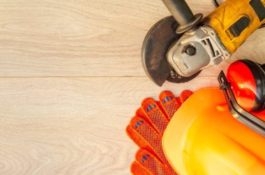 Bir oluşturucu için bir çanta içinde koruyucu ekipman ve araçlar.