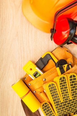 Bir oluşturucu için bir çanta içinde koruyucu ekipman ve araçlar.