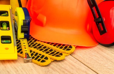 Bir oluşturucu için bir çanta içinde koruyucu ekipman ve araçlar.