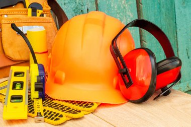 Bir oluşturucu için bir çanta içinde koruyucu ekipman ve araçlar.