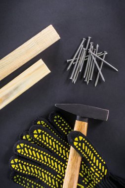 Siyah arka plan üzerinde marangozluk ve aksesuarlar için araçlar.