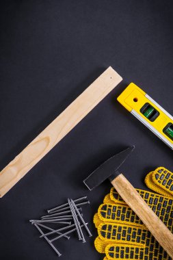 Siyah arka plan üzerinde marangozluk ve aksesuarlar için profesyonel araçlar.