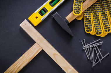 Siyah arka plan üzerinde marangozluk ve aksesuarlar için profesyonel araçlar.