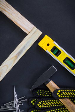 Siyah arka plan üzerinde marangozluk ve aksesuarlar için profesyonel araçlar.