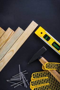 Siyah arka plan üzerinde marangozluk ve aksesuarlar için profesyonel araçlar.