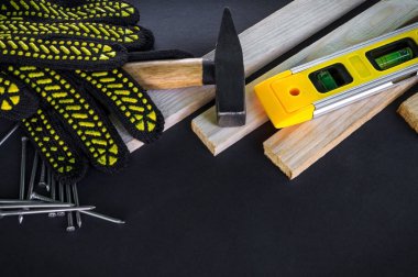 Siyah arka plan üzerinde marangozluk ve aksesuarlar için profesyonel araçlar.