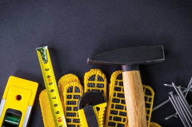 Siyah arka plan üzerinde marangozluk ve aksesuarlar için profesyonel araçlar.