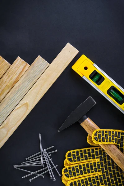 Siyah arka plan üzerinde marangozluk ve aksesuarlar için profesyonel araçlar.