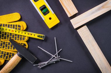 Siyah arka plan üzerinde doğrama ve yedek parçalar için profesyonel araçlar.