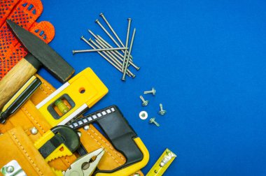 Mavi arka plan üzerinde doğrama ve yedek parçalar için profesyonel araçlar.