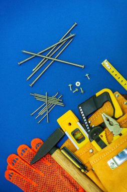 Mavi arka plan üzerinde doğrama ve yedek parçalar için profesyonel araçlar.