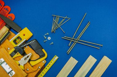 Mavi arka plan üzerinde doğrama ve yedek parçalar için profesyonel araçlar.