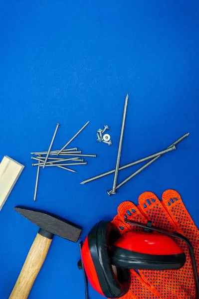 Doğrama ve yedek parça için profesyonel araçlar, mavi arka plan üzerinde kulaklıklar.