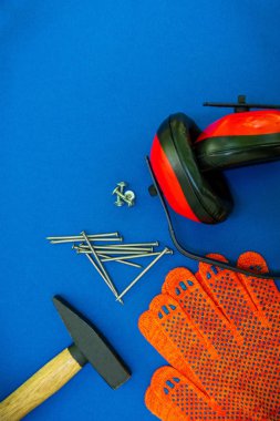 Doğrama ve yedek parça için profesyonel araçlar, mavi arka plan üzerinde kulaklıklar.