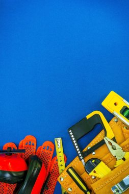 Mavi arka plan üzerinde doğrama ve yedek parça için çantada profesyonel araçlar.