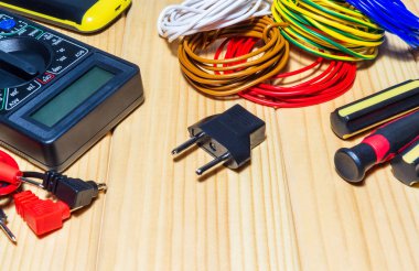 Ahşap tahtalarda elektrikçi için aletler ve yedek parçalar.