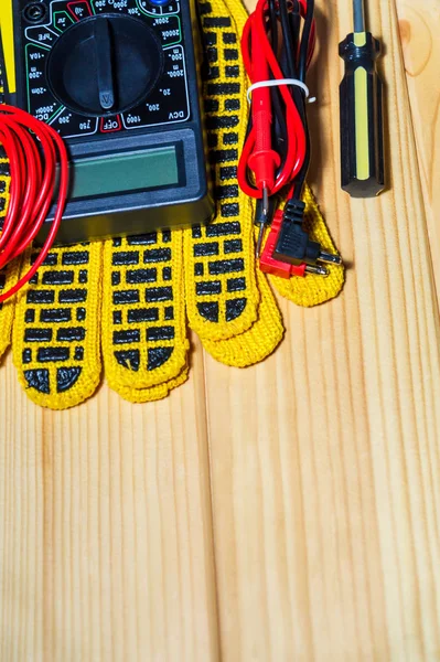 Herramientas y repuestos para electricista en tableros de madera . — Foto de Stock