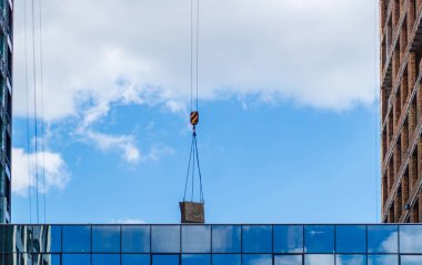 Şantiyenin arka planı. Vinçler ve yeni çok katlı binalar.