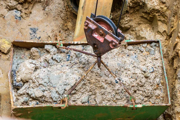 挖井，起重机钩从坑中抬出地面. — 图库照片