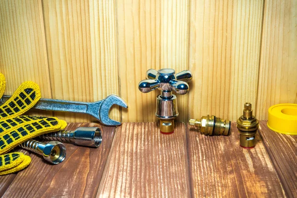 Ремонтные принадлежности и инструменты для сантехники на деревянном, античном фоне . — стоковое фото
