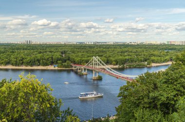 Cityscape, Dinyeper nehri ve yükseklikten Kiev köprü görünümü