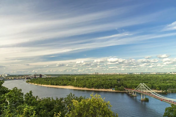 Stadsgezicht, uitzicht op de rivier de Dnjepr en de brug in Kiev van een hoogte — Stockfoto