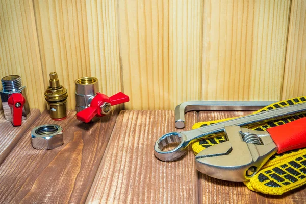 Riparazione idraulica forniture e strumenti su legno, sfondo antico . — Foto Stock