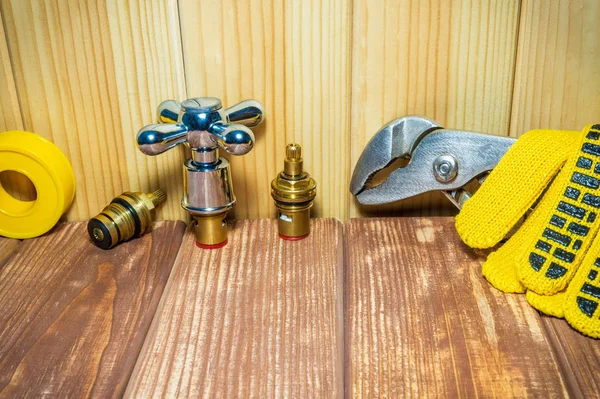Suministros de reparación de fontanería y herramientas en madera, fondo antiguo . —  Fotos de Stock