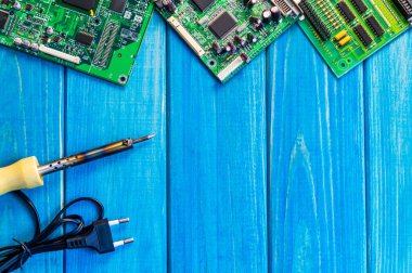 Ahşap mavi arka plan üzerinde elektronik ve onarım üretimi için hizmetler.