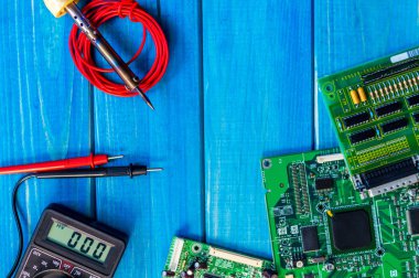 Ahşap mavi arka plan üzerinde elektronik ve onarım üretimi için hizmetler.