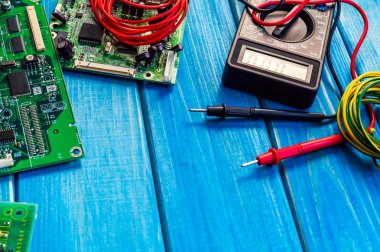 Ahşap mavi arka plan üzerinde elektronik ve onarım üretimi için hizmetler.