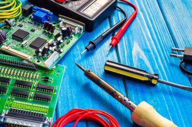 Ahşap mavi arka plan üzerinde elektronik ve onarım üretimi için hizmetler.