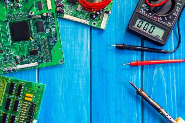 Ahşap mavi arka plan üzerinde elektronik ve onarım üretimi için hizmetler.