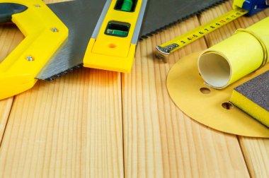 Reklam için bir yer ile ahşap bir arka plan üzerinde Builder için araçlar kümesi.