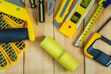 Reklam için bir yer ile ahşap bir arka plan üzerinde Builder için araçlar kümesi.