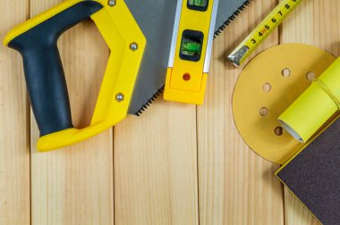 Reklam için bir yer ile ahşap bir arka plan üzerinde Builder için araçlar kümesi.