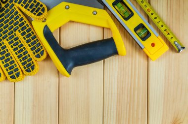 Reklam için bir yer ile ahşap bir arka plan üzerinde Builder için araçlar kümesi.