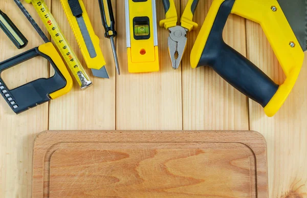 Conjunto de ferramentas para o Construtor em um fundo de madeira com um lugar para publicidade . — Fotografia de Stock