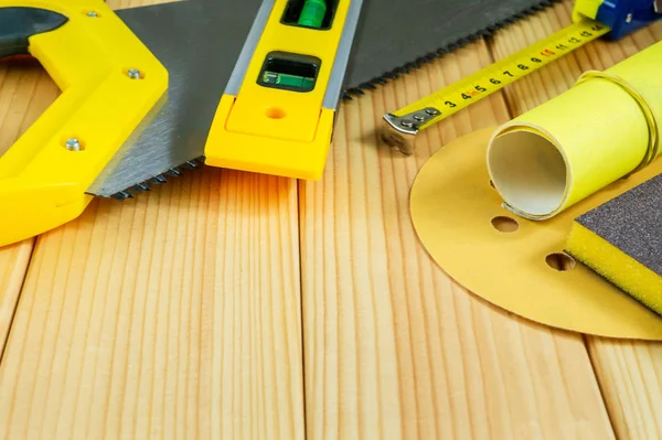 Reklam için bir yer ile ahşap bir arka plan üzerinde Builder için araçlar kümesi.