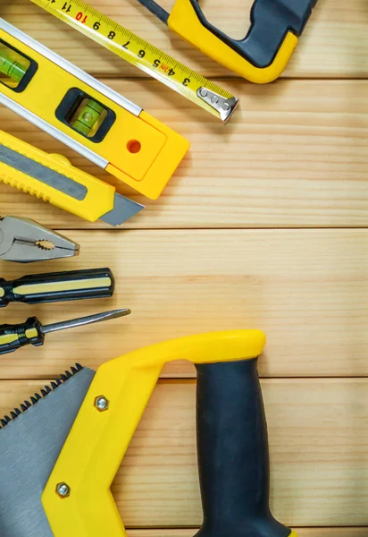 Conjunto de herramientas para el Constructor sobre un fondo de madera con un lugar para la publicidad . —  Fotos de Stock