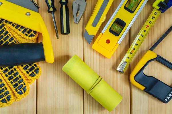 Reklam için bir yer ile ahşap bir arka plan üzerinde Builder için araçlar kümesi.