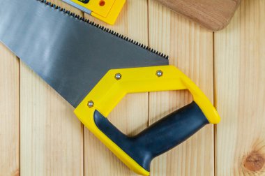 Reklam için bir yer ile ahşap bir arka plan üzerinde Builder için araçlar kümesi.