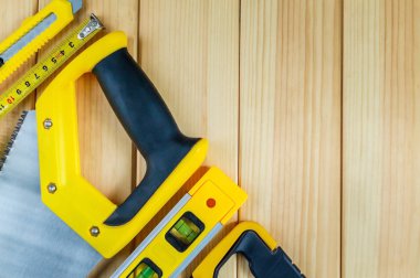 Reklam için bir yer ile ahşap bir arka plan üzerinde Builder için araçlar kümesi.