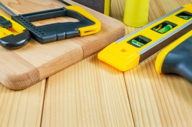 Reklam için bir yer ile ahşap bir arka plan üzerinde Builder için araçlar kümesi.